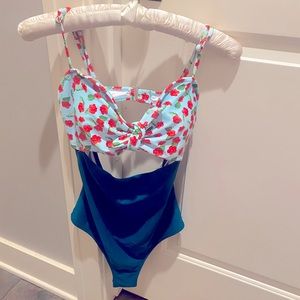 CUPSHE Size Medium Bathing Suit, tags still on!